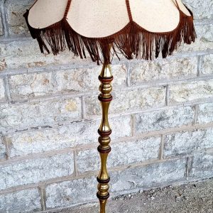 Metallist jalaga põrandalamp