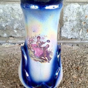 Sinise-valge kirju pildiga vaas