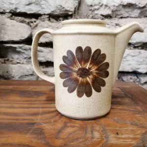 Keraamiline kann lille motiiviga