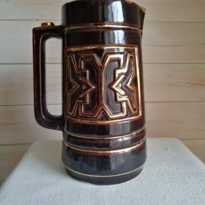 Suur keraamiline õllekann.