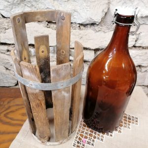 Suur pudel puidust korviga