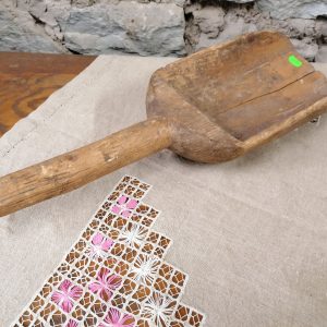 Puidust vana suur kühvel