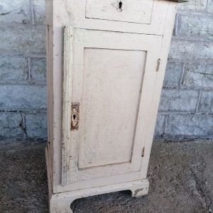 Valge postament-kapp