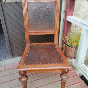 Puidust kauni mustriga tool