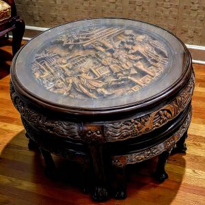 Idamaine käsitsi nikerdatud laud pingikomplektiga