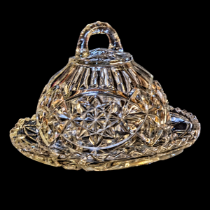 Kristallklaasist kuppelkaanega serveerimisalus