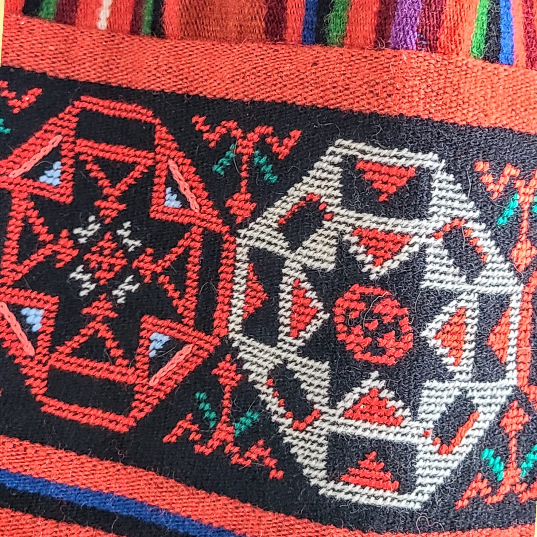 Muhu naise põll - värvide ja vaikse väärikuse kandja - Image 4