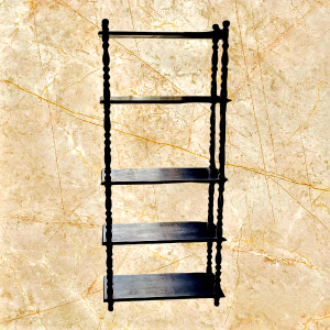 Treitud jalgadega riiul