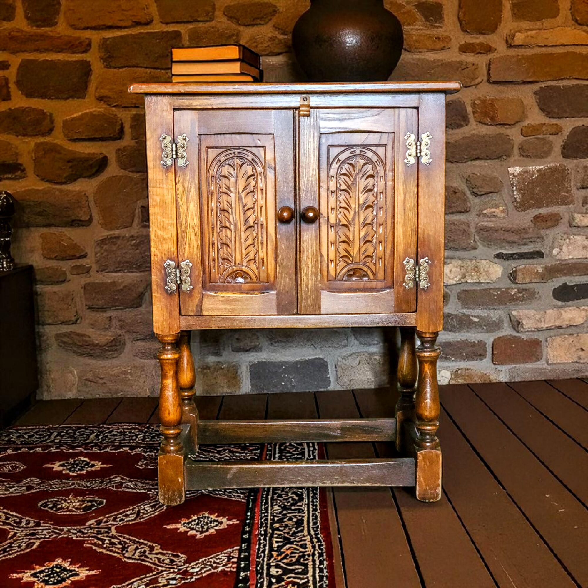 Nikerdatud tammepuidust kapp