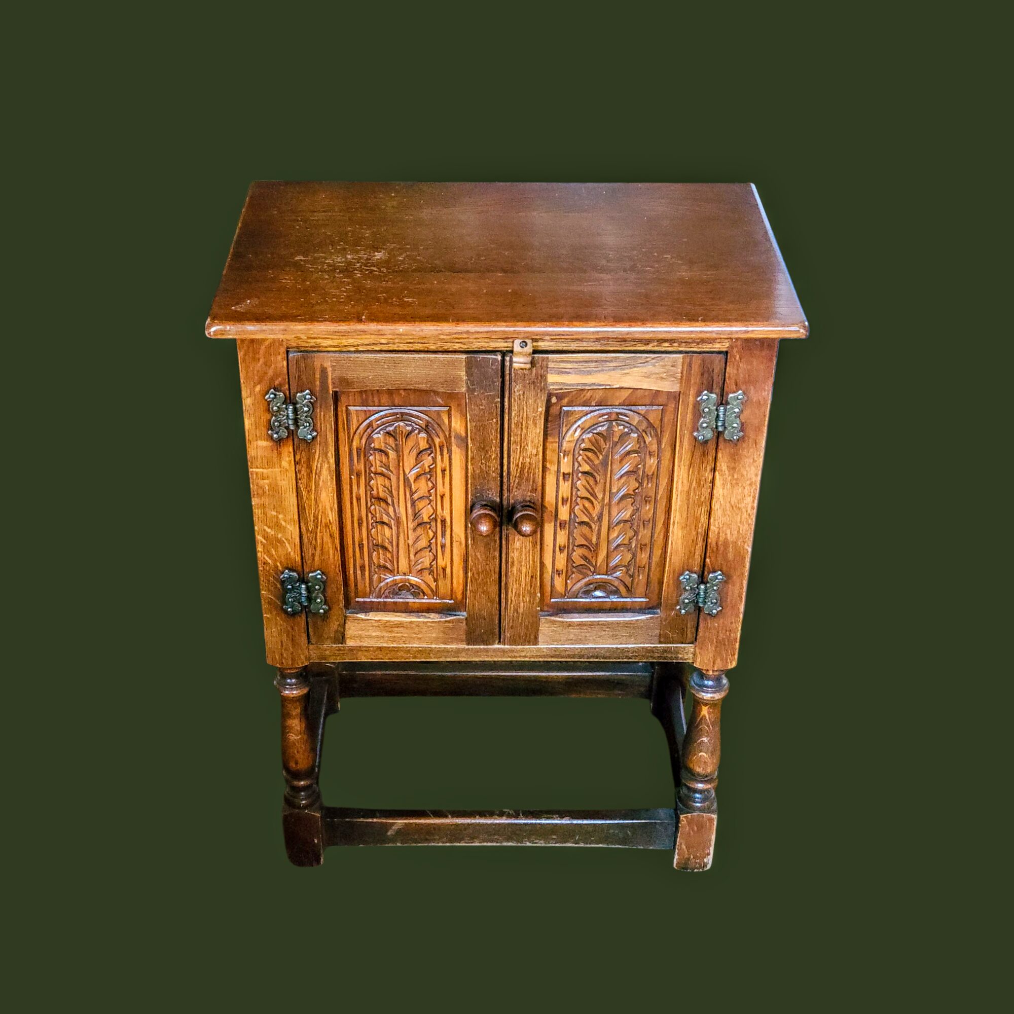 Nikerdatud tammepuidust kapp - Image 3