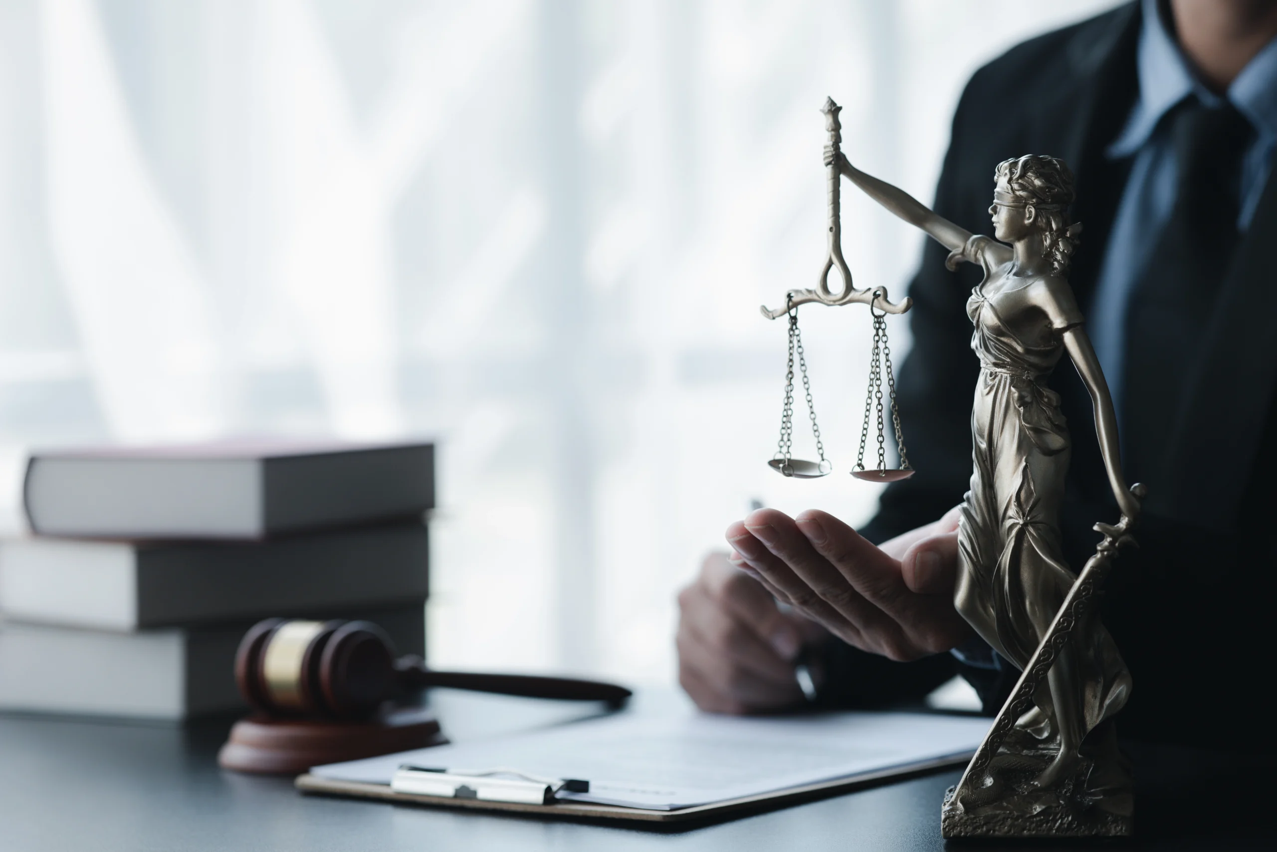 Täisteenust pakkuv õigusbüroo — strateegiline õigusabi, kiire kohtuesindus ja usaldusväärne kriminaalkaitse